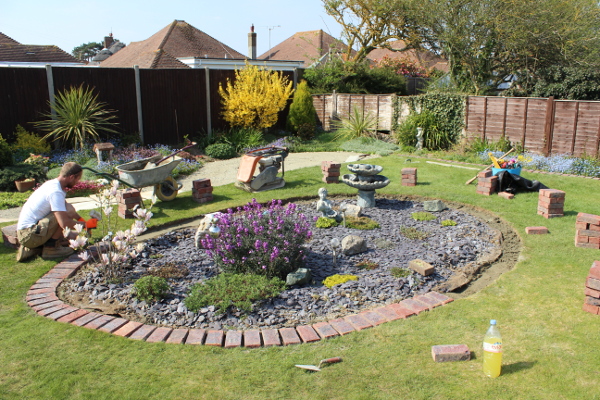 kidney shaped flower bed slate chippings rustington BN162EH